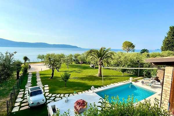 Villa mit Panoramablick Gardasee, Pool, Bootsanleger, Seezugang, ruhige Lage Villa mit Panoramablick Gardasee, Pool, Bootsanleger, Seezugang, ruhige Lage