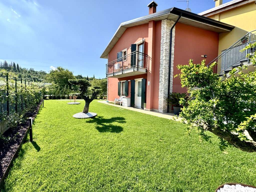 modernes Reihenhaus mit 3 SZ, 2 Bäder, 2 Balkone, Garten, Garage, kompl. renoviert modernes Reihenhaus mit 3 SZ, 2 Bäder, 2 Balkone, Garten, Garage, kompl. renoviert