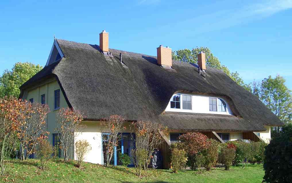 Reetdach Reihenhaus 3 SZ, 2 Bäder, möbliert, 3 Ebenen idyllische Lage Rügen, Kamin, Wallbox Reetdach Reihenhaus 3 SZ, 2 Bäder, möbliert, 3 Ebenen idyllische Lage Rügen, Kamin, Wallbox