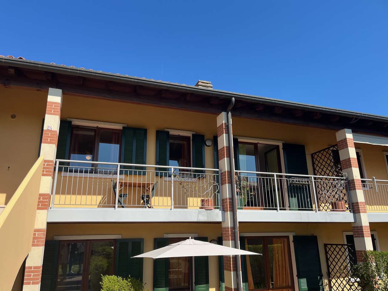 bezugsfertige Ferienwohnung mit Balkon, Pool, Tennis, Garage, nahe Garda am Gardasee bezugsfertige Ferienwohnung mit Balkon, Pool, Tennis, Garage, nahe Garda am Gardasee