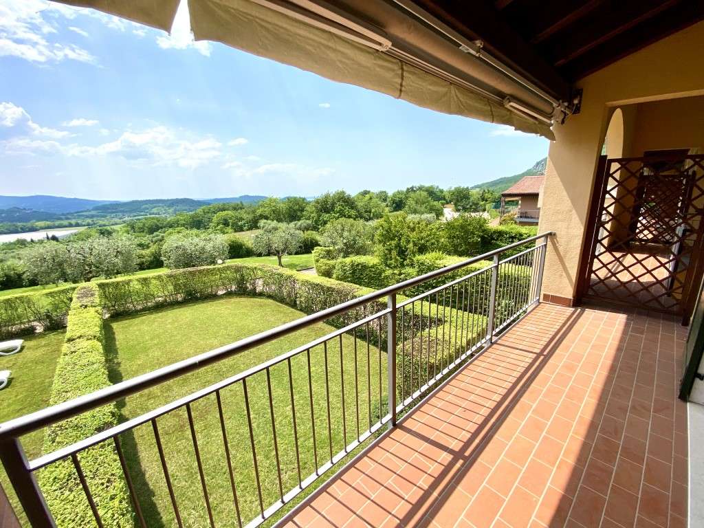 Ferienwohnung RHH mit Balkon, 2 x Gärten, Pool, Tennis, 2 x Garage, nahe Garda Gardasee Ferienwohnung RHH mit Balkon, 2 x Gärten, Pool, Tennis, 2 x Garage, nahe Garda Gardasee